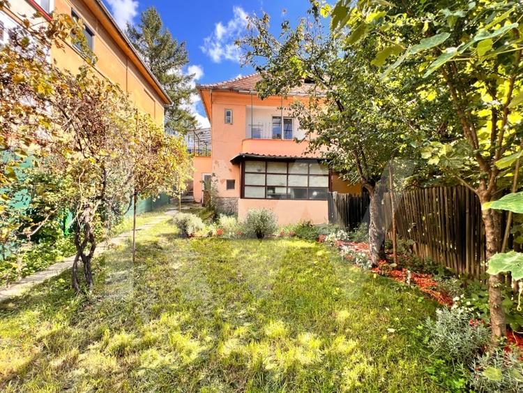 Casa pe un singur nivel cu 3 camere+pivnita. Pod si curte-Zona Sub Arini - 1