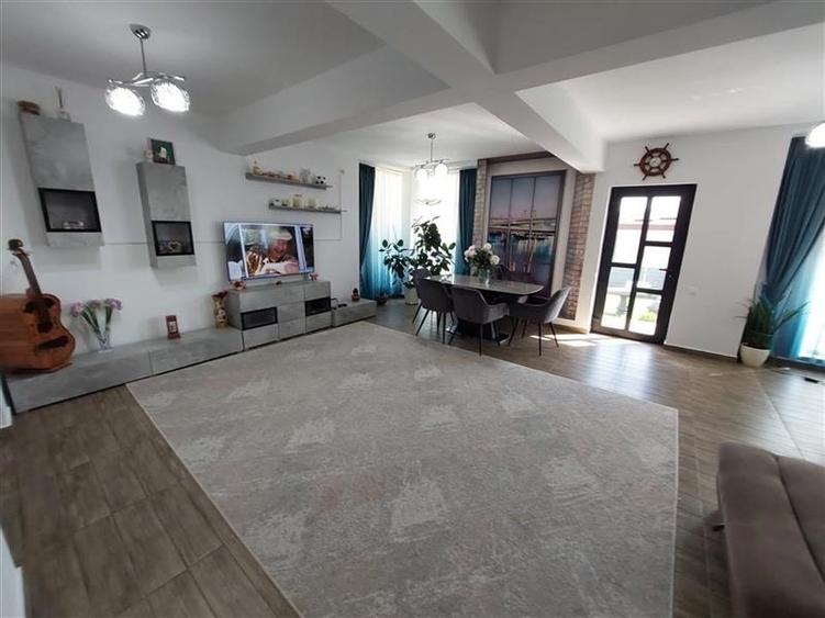 Vila deosebita pe Soseaua Rediu vis-a-vis de lac - 9