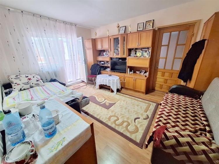 Apartament 2 camere semidecomandat , zona Ura