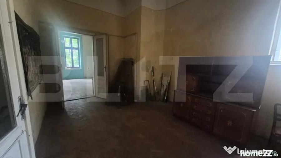 Apartament cu 4 camere semidecomandat în Central