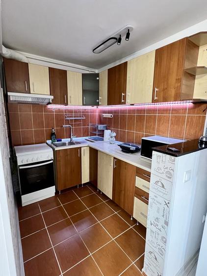 Vand apartament 3 camere zona Milea OMV - 1