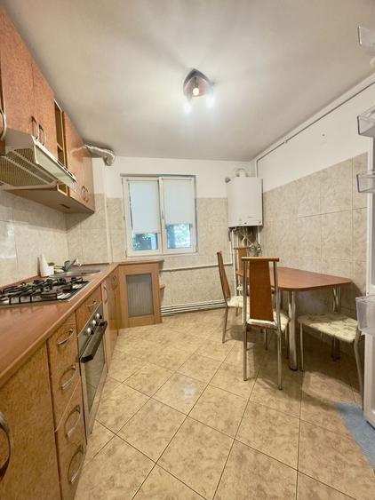 Apartament cu 3 camere decomandat în Torontalului