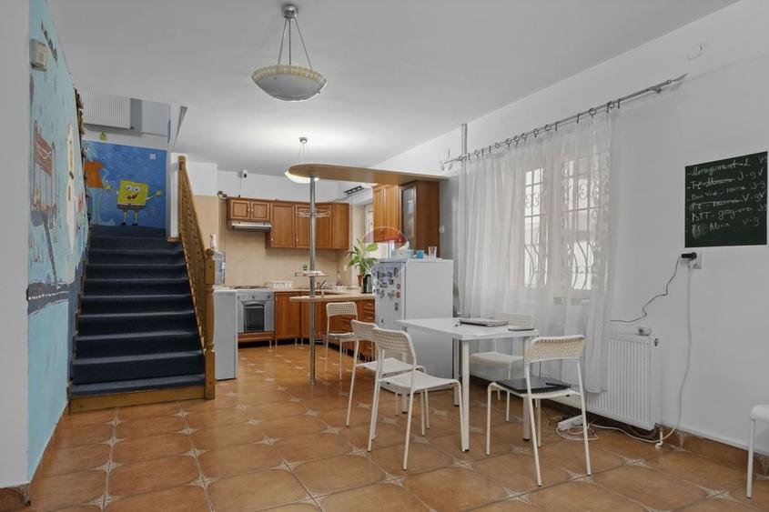 Casă individuală cu 8 camere cu Teren 300 Mp în 13 Septembrie