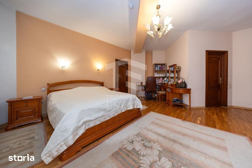 Casă cu 8 camere cu Teren 1553 Mp în Central