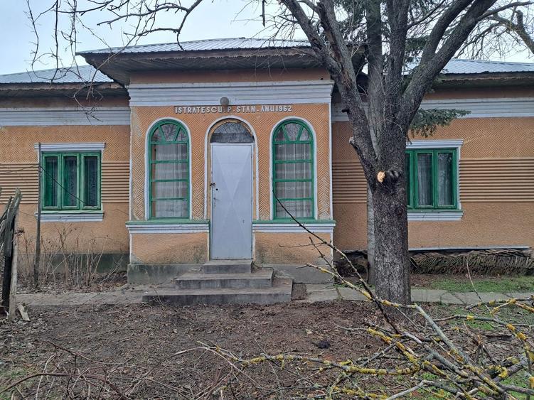 Vand casa cu 2500 metrii patrati de curte plus dependente - 8