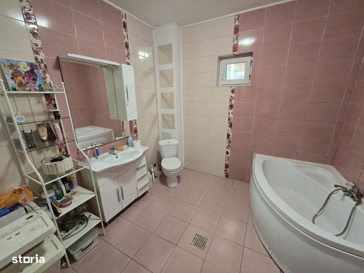 Casă cu 4 camere în Sintești