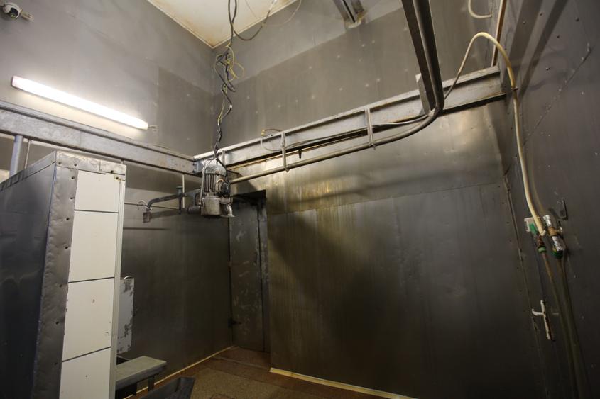 Abator complet functional cu grajduri pentru animale in Bod Colonie - 4