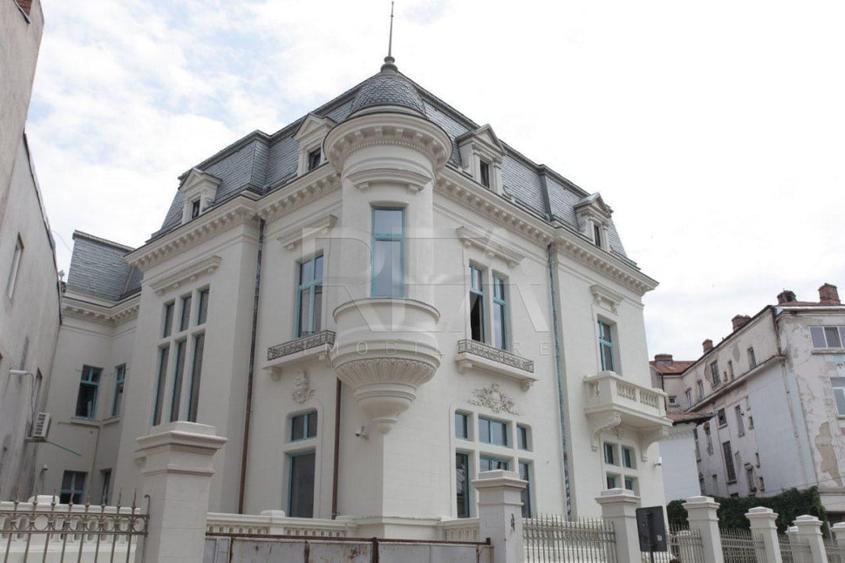 Casă individuală cu 27 camere cu Canalizare în Central