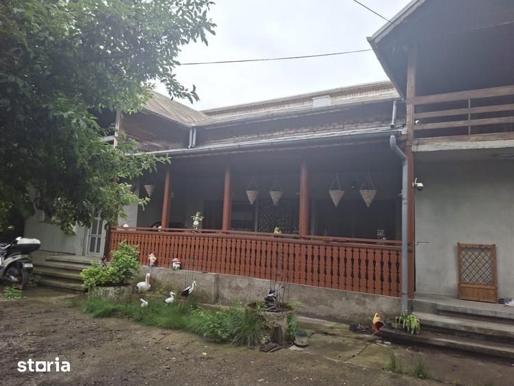 Casă cu 10 camere cu Teren 1200 Mp în Bucov