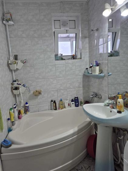 Apartament cu 4 camere semidecomandat în Central