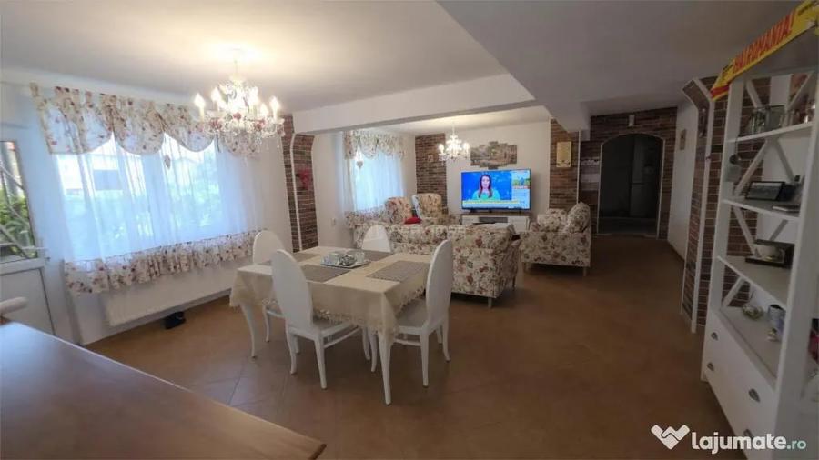 Casă cu 8 camere cu Teren 342 Mp în Central