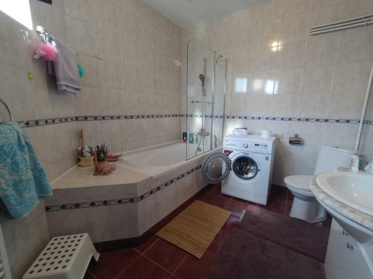 Apartament cu 4 camere decomandat în Aviației