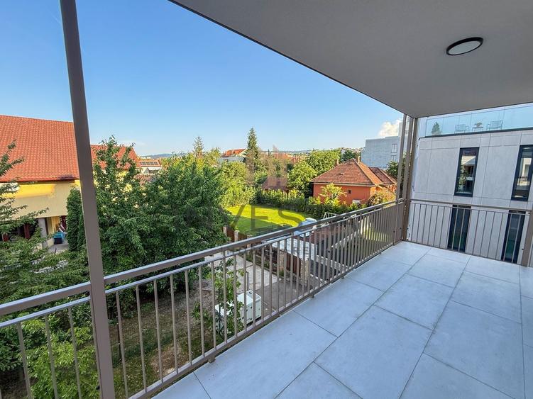 Apartament cu 3 camere semidecomandat în Central — fotografia 1