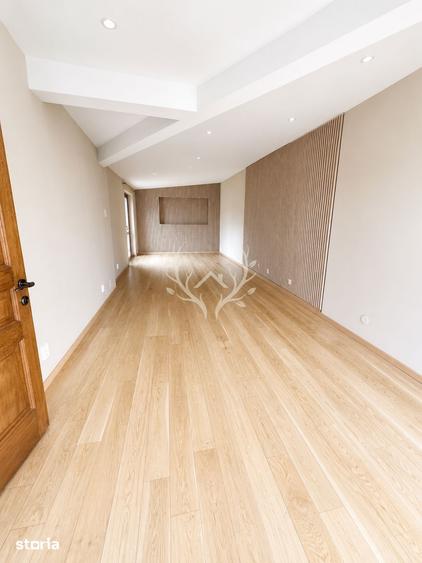 Casă cu 10 camere cu Teren 500 Mp în Gruia