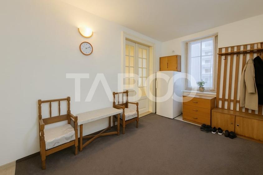 Apartament cu 3 camere nedecomandat, mobilat în Orașul de Jos