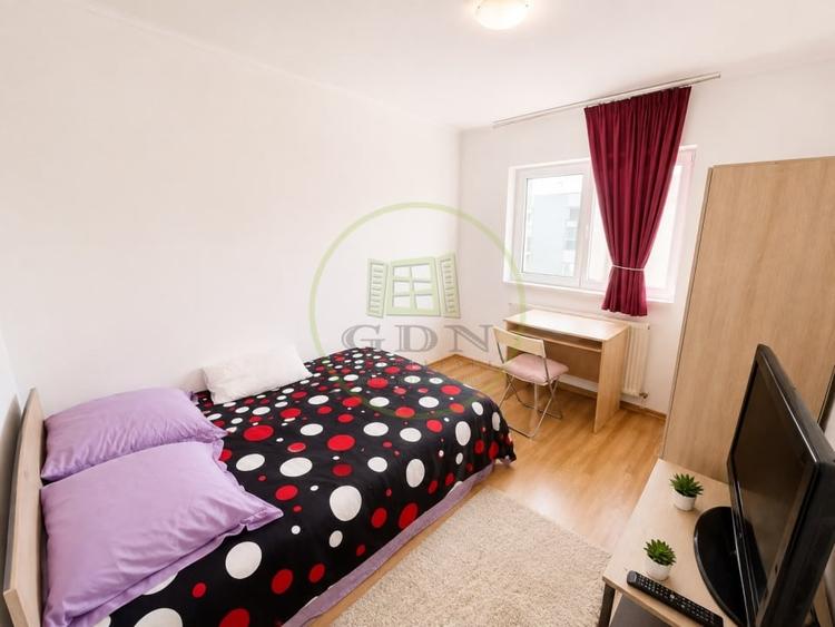 Apartament cu 4 camere semidecomandat, mobilat în Băneasa