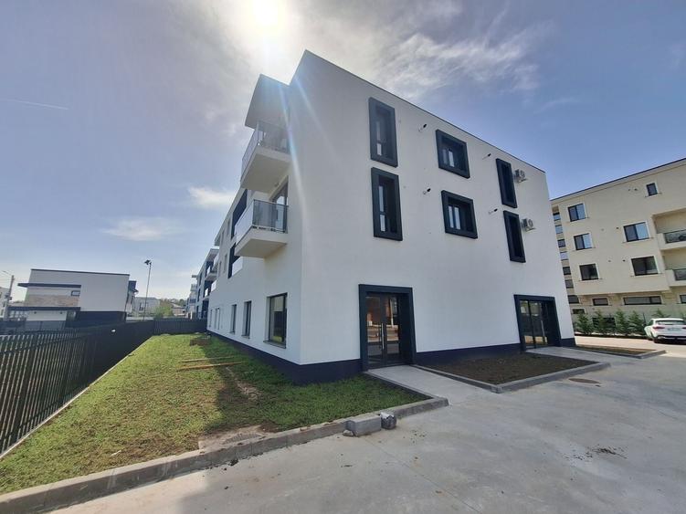 Spatiu Comercial - Bloc Nou - Stradal - 560 mp - 8 parcari - 10