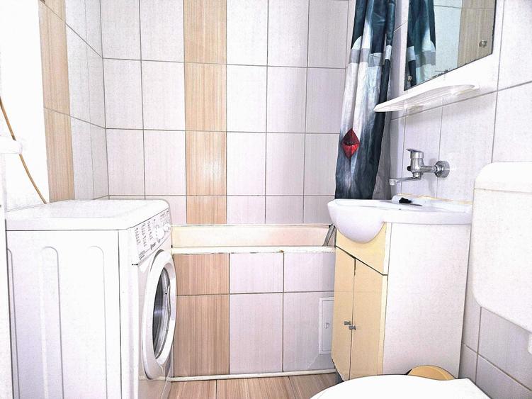 Apartament de vanzare mobilat si utilat cu 2 camere, decomandat. Zona Centrala Arad - 1