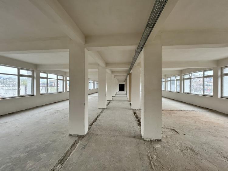 Cladire de vanzare D+P+4 cu 4670mp utili si curte 3650mp la 1280euro/mp - 8