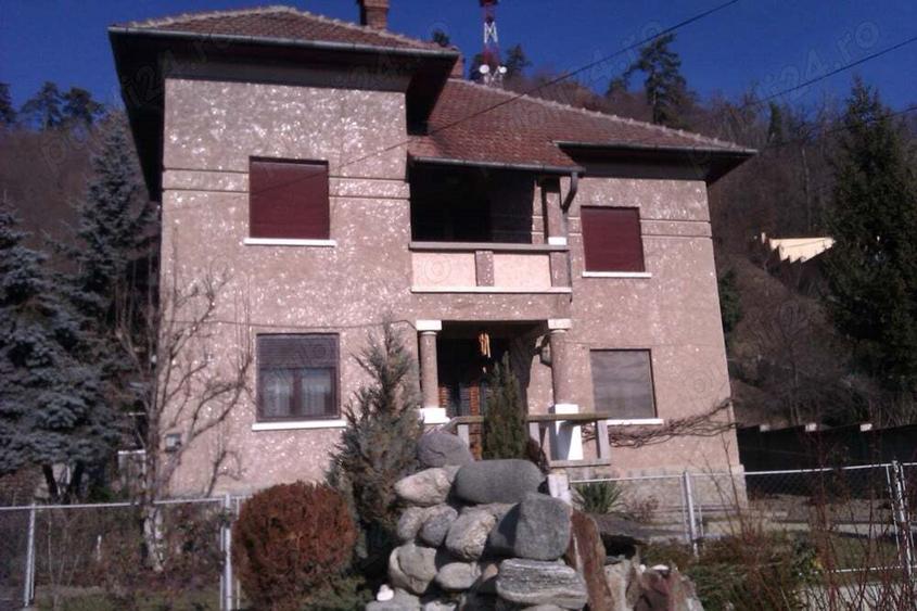 Inchiriez apartament in vila curte Rm Valcea Centru vis-a-vis de parcul Zavoi. - 5