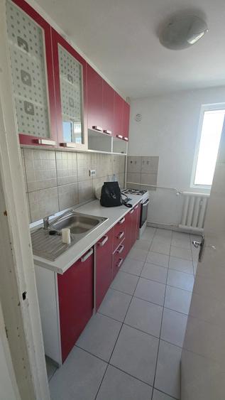 Apartament cu 3 camere semidecomandat în 1 Mai