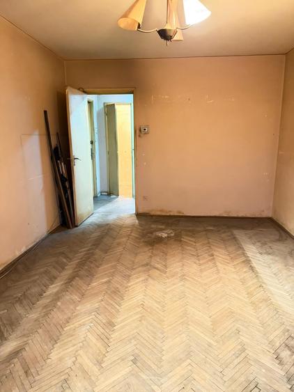 Titan, la 5 minute metrou Costin Georgian, pe intrarea Muncii, bloc 1977 - 10