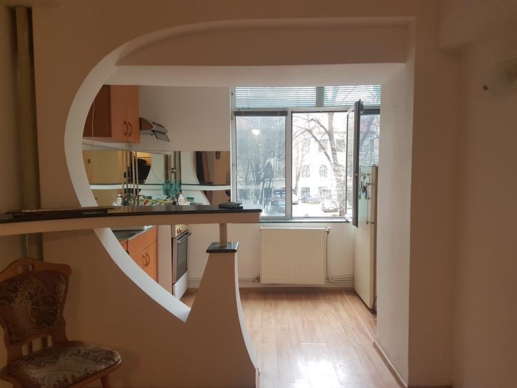 Apartament trei camere decomandat, mobilat, etaj unu, doua balcoane, Alecsandri - 12