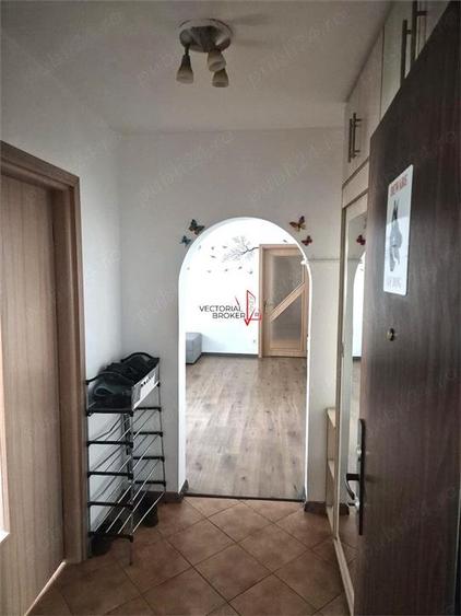 Apartament cu 3 camere semidecomandat în Colentina