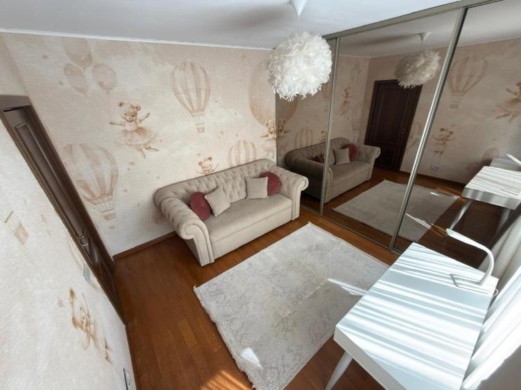 Apartament cu 3 camere decomandat, mobilat în Europa