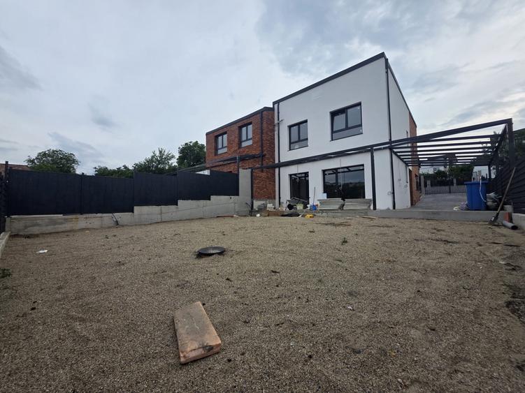 Duplex cu 6 camere cu Canalizare în Dezmir