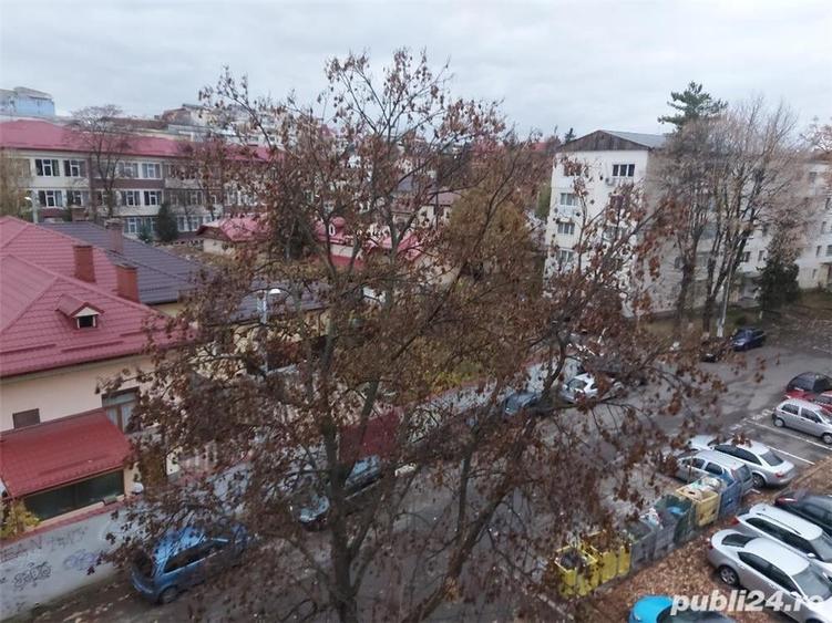 Apartament cu 4 camere decomandat în Roman