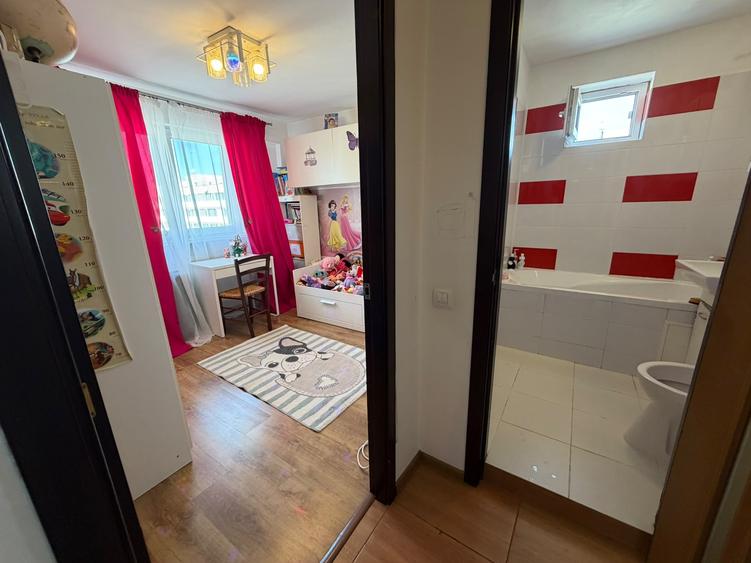 Apartament cu 3 camere semidecomandat în Pantelimon