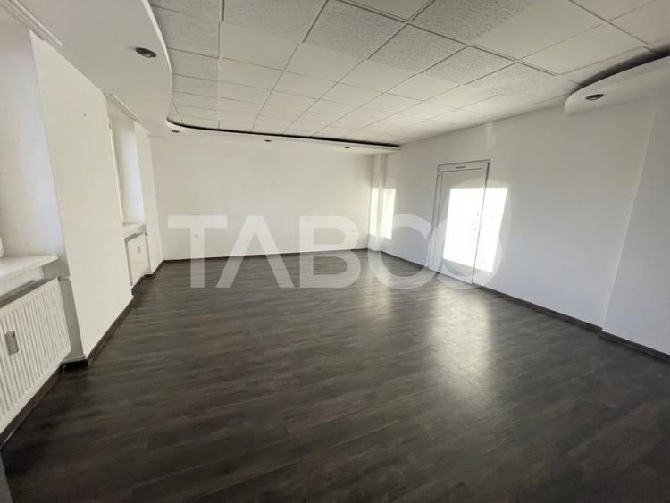 Spatiu comercial la strada 3 camere 150 mpu curte parcari Terezian - 4