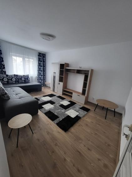 Va propun spre inchiriere un apartament cu 3 camere, decomandat, cu bucataria in - 3