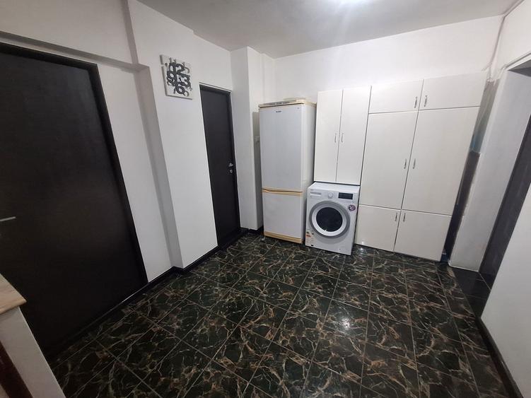 Inchiriez Ap 2 camere, in cetate, Bd. Revolutiei 5A, Bloc V1, vis - a - 2