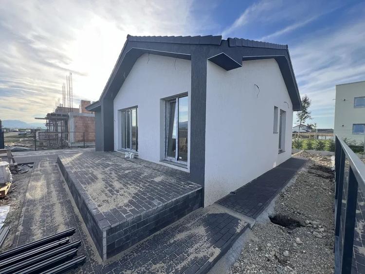 Casă cu 4 camere cu Teren 310 Mp în Sânpetru