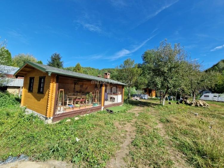 Teren cu constructii Cosmina de Sus - Foisor cu gratar, baie, cabanuta si umbrar Teren cu constructii Cosmina de Sus - Foisor cu gratar, baie, cabanuta si umbrar