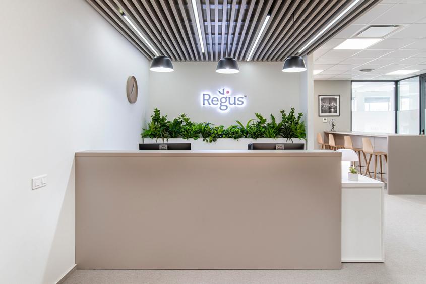 Spațiu de birou privat pentru 4 persoane în Regus Central Business Plaza - 4