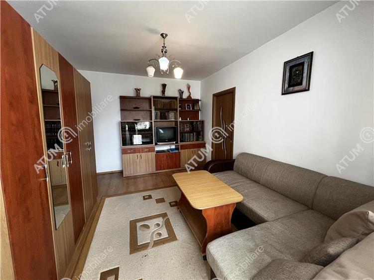 Apartament cu 3 camere semidecomandat, mobilat în Mihai Viteazul