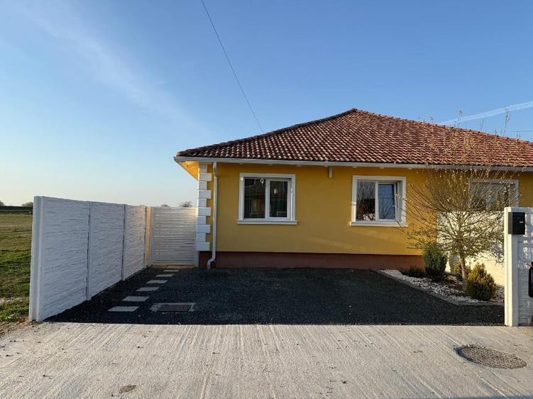 Proprietar vand jumatate duplex Parța cartier nou - 1