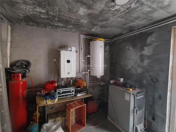 Petrosnita, Casa la Curte cu Garaj si Teren de 900 Mp - 1