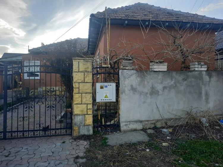 Casă individuală cu 7 camere cu Teren 777 Mp în Sud