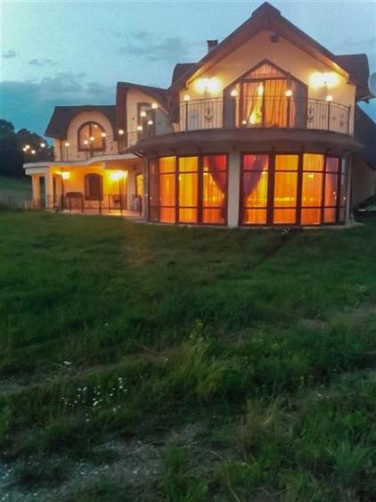 Film & Tur LIVE! Rafinament in cartier linistit, pe 30.000 mp teren paradis, fac - 23