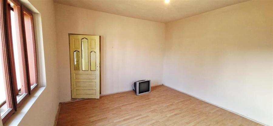 Casa Bradesti , teren  intravilan 7952 mp , deschidere 33 m la DE 70 - 6