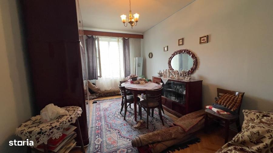 Apartament cu 3 camere decomandat în Petros