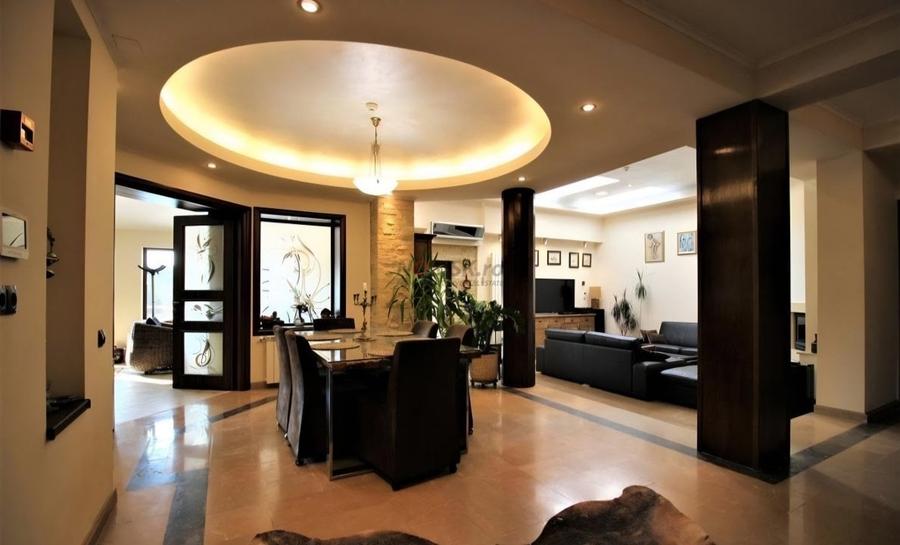 Casă cu 10 camere cu Teren 3000 Mp în Central
