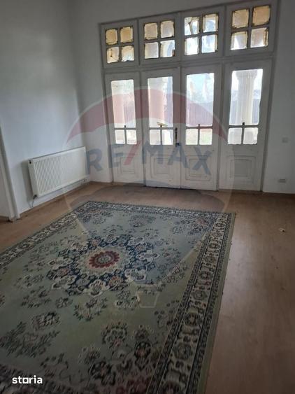 Casă cu 6 camere cu Teren 3300 Mp în Central