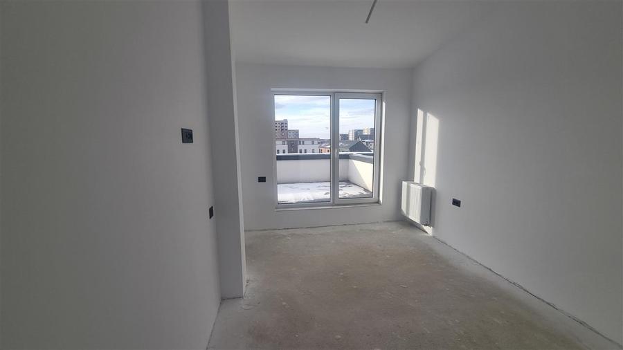 Apartament cu 3 camere decomandat în Tractorul