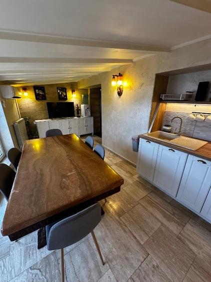 Apartament cu 5 camere decomandat, mobilat în Capitol