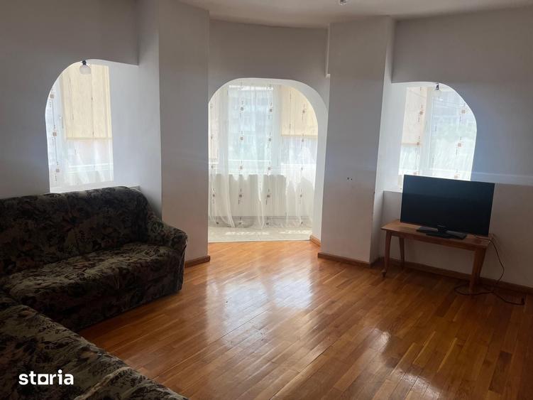 Apartament cu 3 camere decomandat în Central